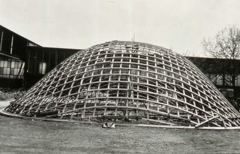 The timber gridshell at Essen being raised into position | EngineeringSkills.com